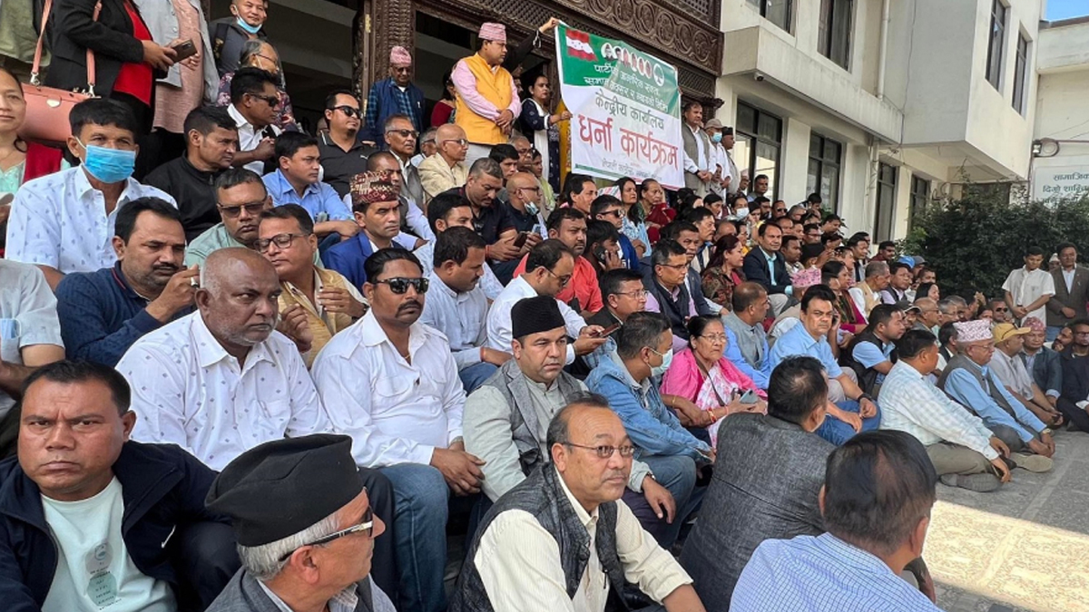 कांग्रेस केन्द्रीय कार्यालयमा शेखर पक्षको धर्ना सुरु 